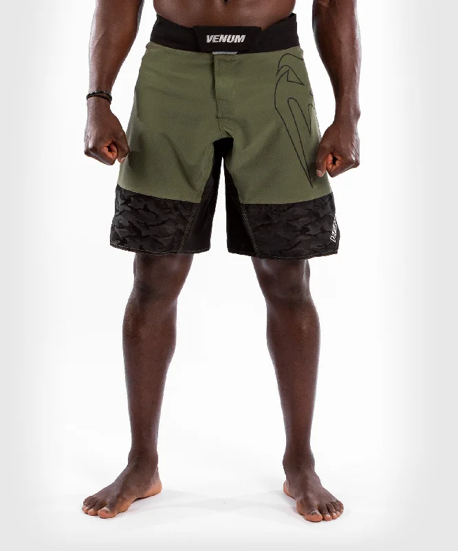 Men's camo print cargo shorts for outdoor adventuresFightshort Venum light 4.0 - Kaki/Argent Men's camo print cargo shorts for outdoor adventuresFightshort Venum light 4.0 - Kaki/Argent