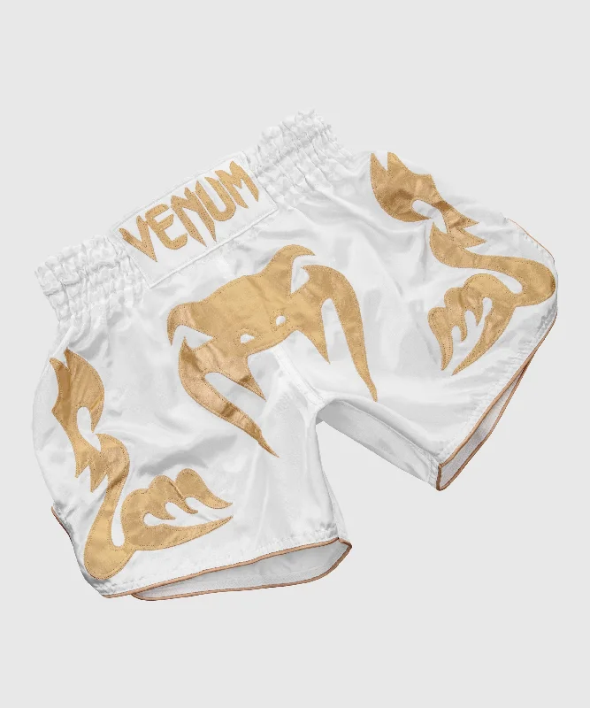 Men's side - stripe track shorts for a sporty running lookShort de Boxe Thaï Venum Bangkok Inferno - Blanc/Doré - Exclusivité Men's side - stripe track shorts for a sporty running lookShort de Boxe Thaï Venum Bangkok Inferno - Blanc/Doré - Exclusivité