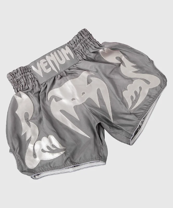 Men's ripped denim shorts for a trendy streetwear aestheticShort de boxe thaï Venum Bangkok Inferno - Gris Men's ripped denim shorts for a trendy streetwear aestheticShort de boxe thaï Venum Bangkok Inferno - Gris