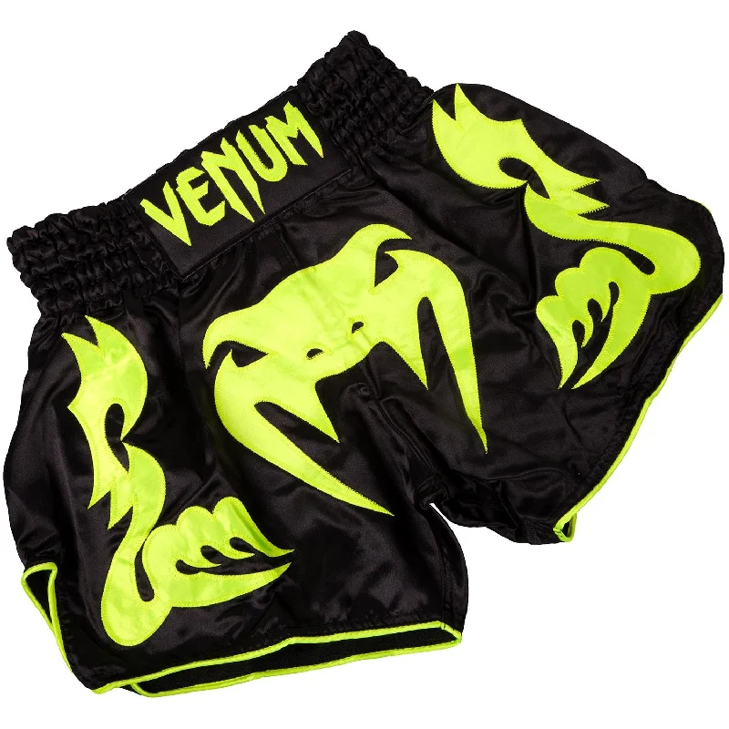 Men's pleated front twill shorts for a classic and sophisticated appearanceShort de boxe thaï Venum Bangkok Inferno - Noir/Jaune Men's pleated front twill shorts for a classic and sophisticated appearanceShort de boxe thaï Venum Bangkok Inferno - Noir/Jaune