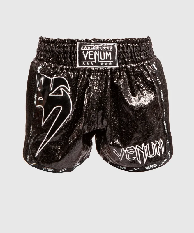 Men's pleated front twill shorts for a classic and sophisticated appearanceShort de Muay Thai Venum Giant Infinite - Noir/Noir Men's pleated front twill shorts for a classic and sophisticated appearanceShort de Muay Thai Venum Giant Infinite - Noir/Noir