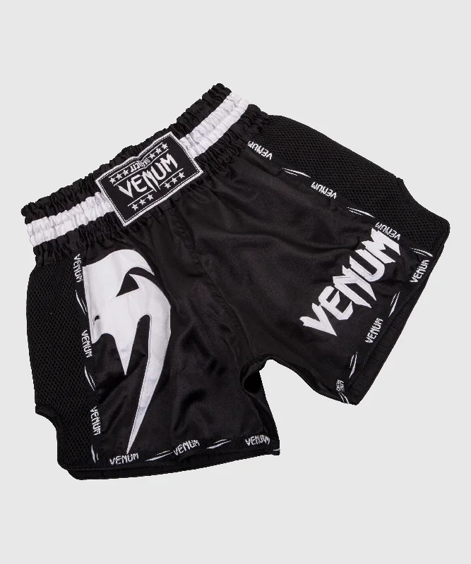 Men's side - stripe track shorts for a sporty running lookShort de Muay Thai Venum Giant Men's side - stripe track shorts for a sporty running lookShort de Muay Thai Venum Giant