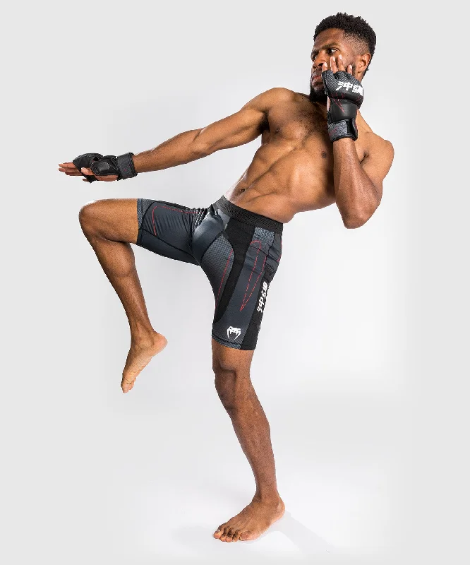 Men's moisture - wicking performance shorts for sweaty outdoor activitiesShort De Vale Tudo Venum Okinawa 3.0 - Noir/Rouge