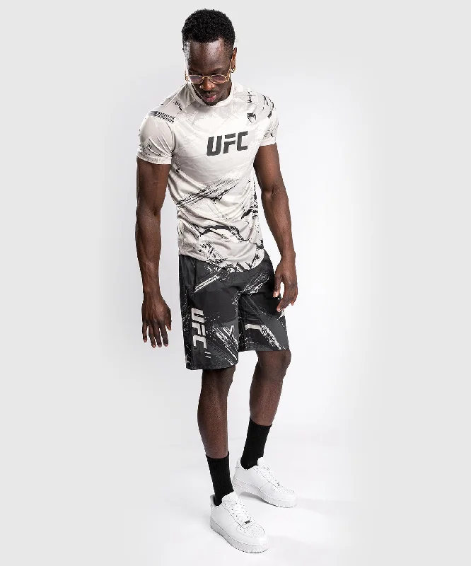 Men's pleated front twill shorts for a classic and sophisticated appearanceShort d'Entraînement UFC Venum Authentic Fight Week 2.0 - Noir/Sable Men's pleated front twill shorts for a classic and sophisticated appearanceShort d'Entraînement UFC Venum Authentic Fight Week 2.0 - Noir/Sable