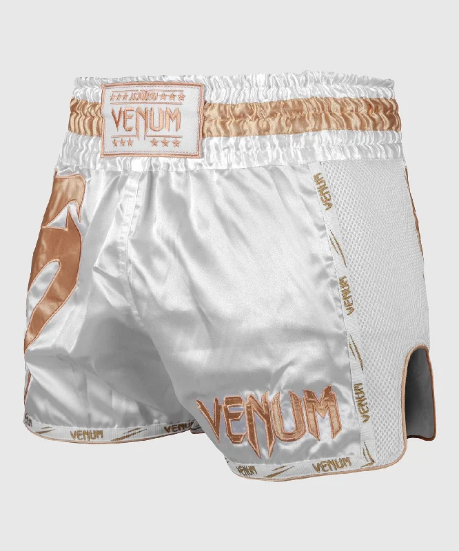 Men's ripped denim shorts for a trendy streetwear aestheticShort Muay Thai Venum Giant - Blanc/Doré - Exclusivité Men's ripped denim shorts for a trendy streetwear aestheticShort Muay Thai Venum Giant - Blanc/Doré - Exclusivité