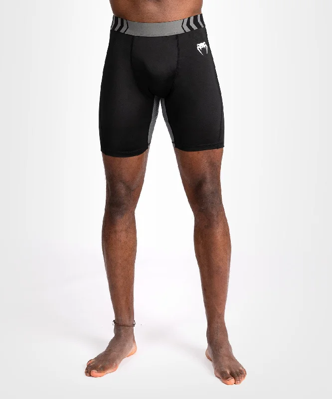 Men's side - stripe track shorts for a sporty running lookShort Vale Tudo pour Hommes Venum Tempest - Noir/Gris Men's side - stripe track shorts for a sporty running lookShort Vale Tudo pour Hommes Venum Tempest - Noir/Gris