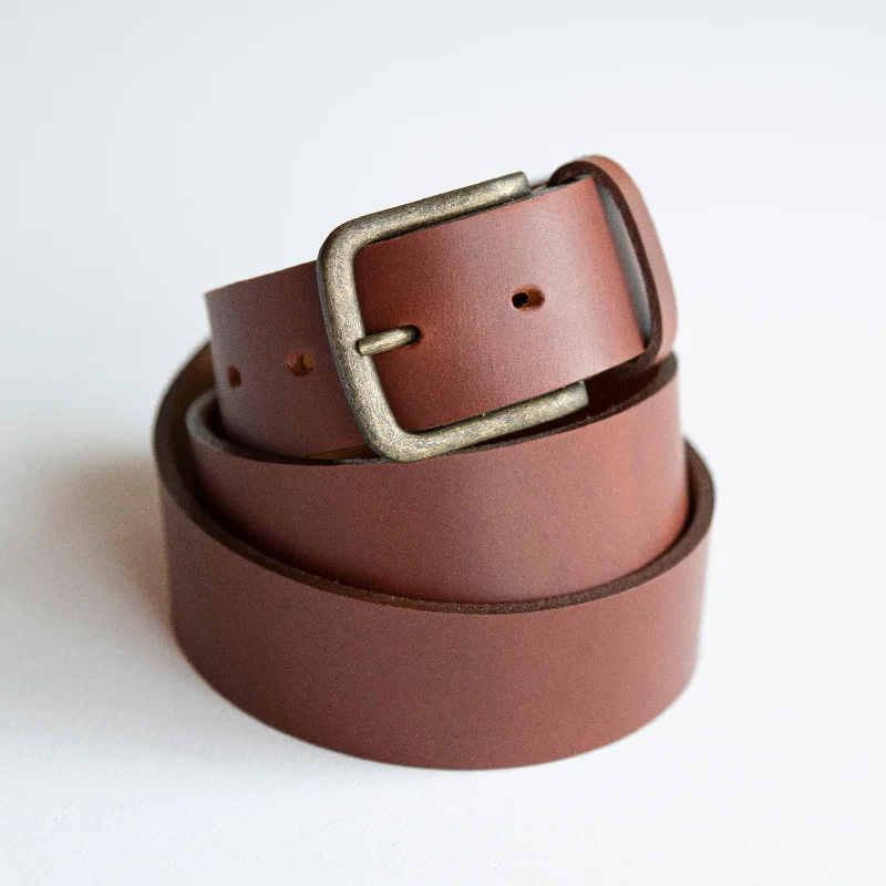 Plus Size Men's Relaxed Fit Jeans with a Tapered Leg for a Laid - Back VibeClassic Leather Belt