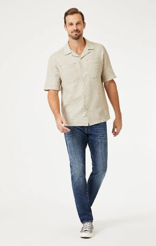 Men's Cargo Jeans with Multiple Pockets for a Practical and Outdoor - Friendly LookJAKE SLIM LEG IN MID USED WILLIAMSBURG Men's Cargo Jeans with Multiple Pockets for a Practical and Outdoor - Friendly LookJAKE SLIM LEG IN MID USED WILLIAMSBURG