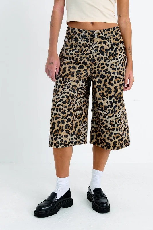 Men's High - Waisted Jeans in a Medium Wash for a Vintage - Style RevivalLeopard Release Short Men's High - Waisted Jeans in a Medium Wash for a Vintage - Style RevivalLeopard Release Short