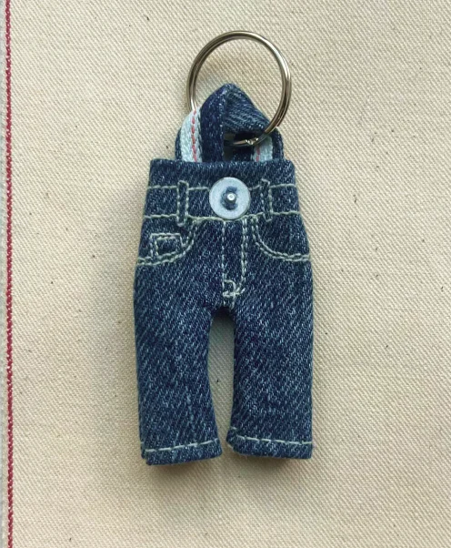 Men's Low - Rise Jeans in a Light Wash for a Casual and Youthful LookTiny Pants Keychain Men's Low - Rise Jeans in a Light Wash for a Casual and Youthful LookTiny Pants Keychain