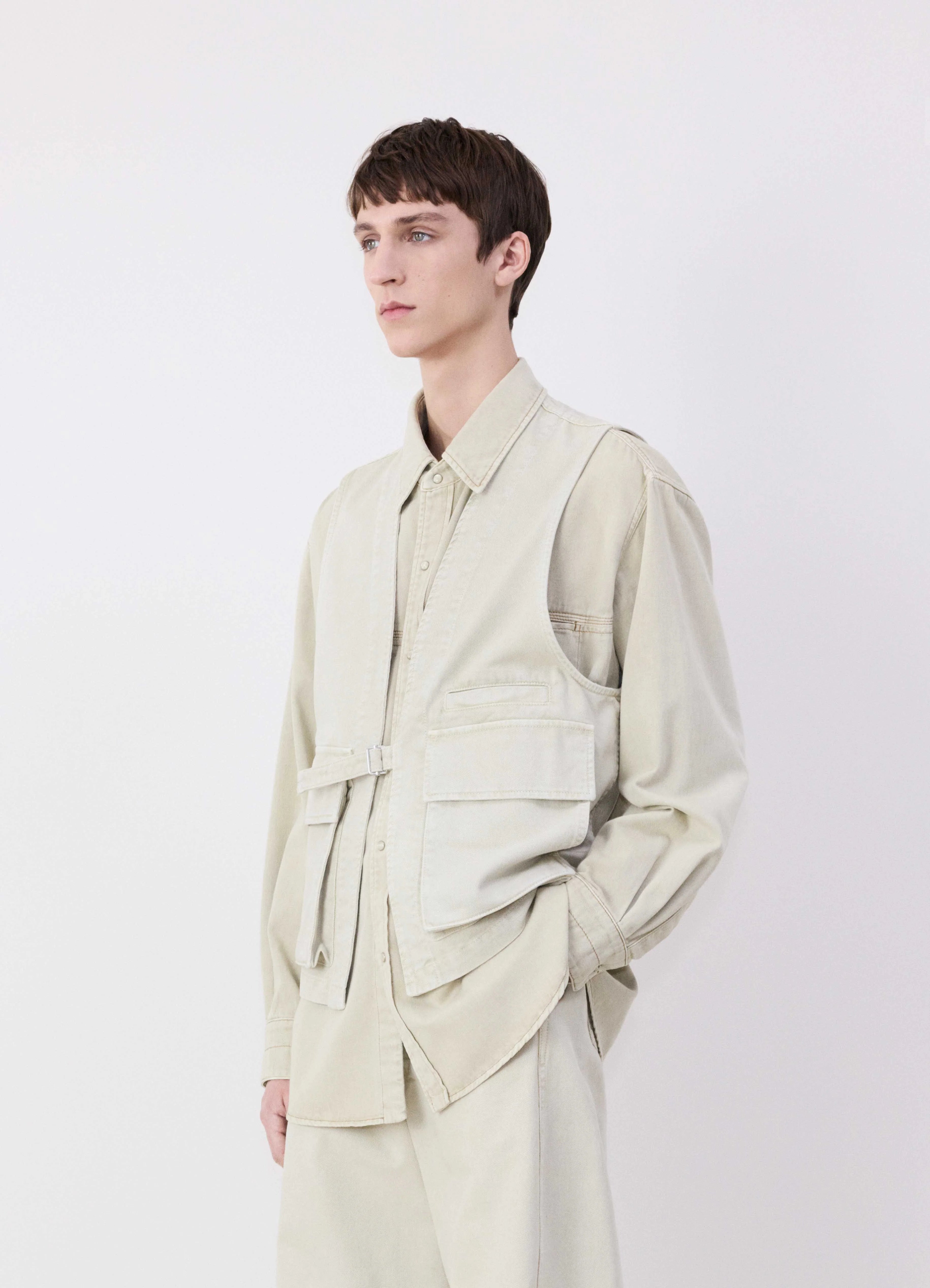 Men's Jeans with a Frayed Hem for a Casual and Effortless StyleUTILITY GILET