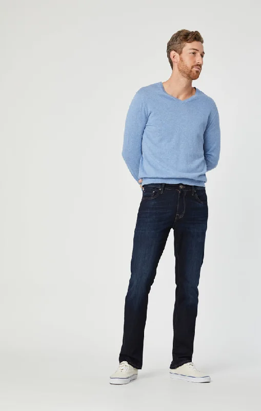 Men's Cargo Jeans with Multiple Pockets for a Practical and Outdoor - Friendly LookZACH STRAIGHT LEG IN RINSE BRUSHED WILLIAMSBURG Men's Cargo Jeans with Multiple Pockets for a Practical and Outdoor - Friendly LookZACH STRAIGHT LEG IN RINSE BRUSHED WILLIAMSBURG