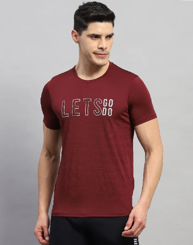 Men's thermal t - shirts with a high - neck design for cold weatherMen Maroon Self Design Round Neck Half Sleeve T-Shirt Men's thermal t - shirts with a high - neck design for cold weatherMen Maroon Self Design Round Neck Half Sleeve T-Shirt